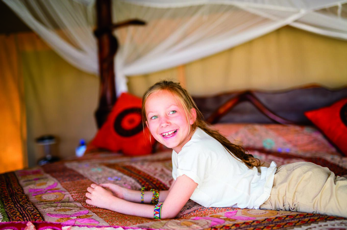 Die magische Erfahrung, in einem Zelt zu schlafen. luxus-Familienreise-Safari im Madikwe-Reservat in Südafrika. Familienabenteuer
