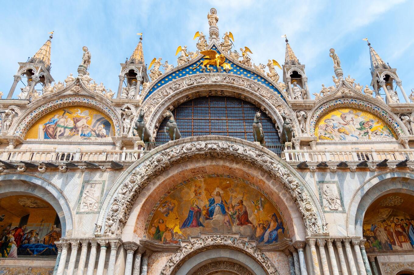 Venedig war im 18. Jahrhundert ein Muss für Reisende. Damals sollen der berühmte Karneval und seine Feierlichkeiten sechs Monate gedauert haben. luxusreise venedig san marco