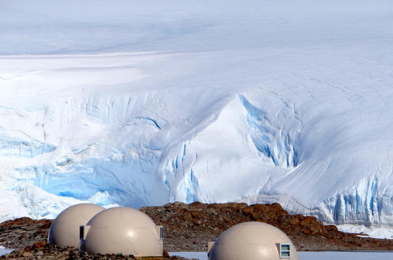 Das White Desert Camp hat sechs Doppel-Iglus mit allen Annehmlichkeiten. antarktis weiße wüste luxusreise