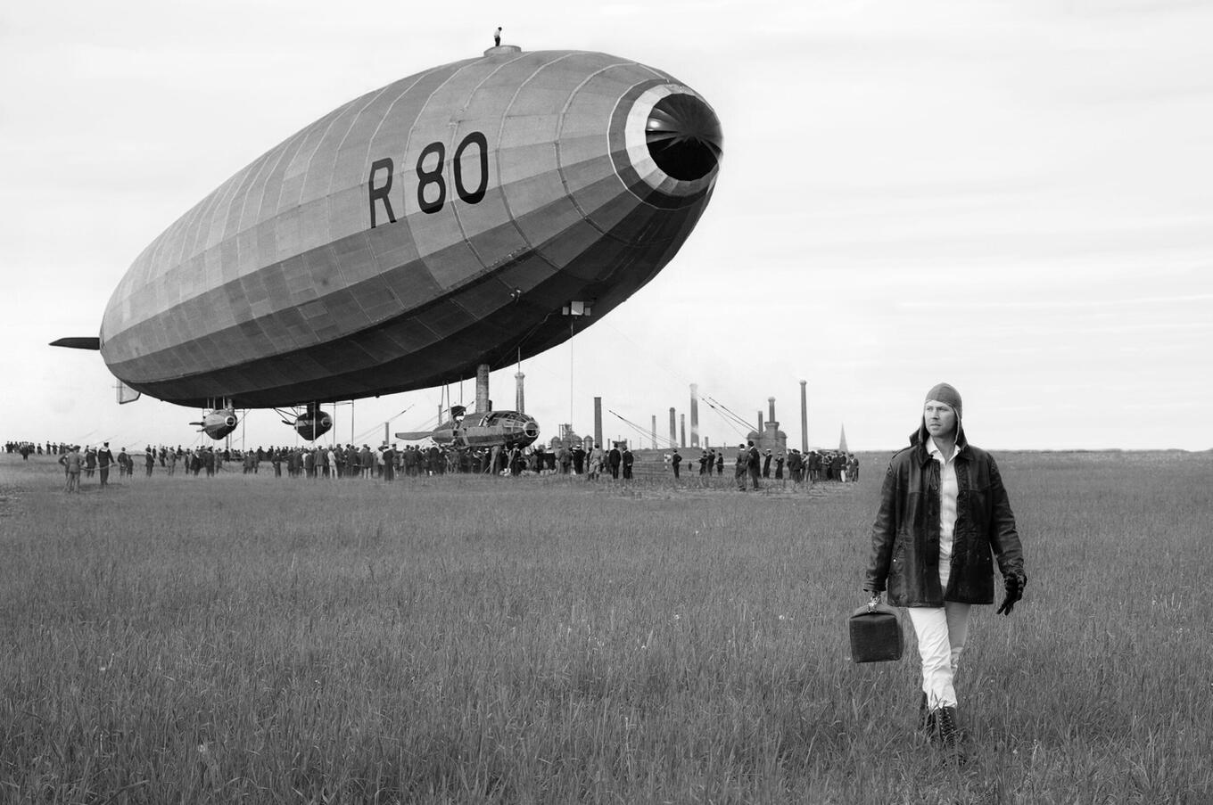 Diese Fotomontage, die Carl-Oscar Lawaczeck neben dem historischen britischen Luftschiff R80 zeigt, das 1920 zum ersten Mal flog, veranschaulicht die Vision des schwedischen Piloten, die Luftfahrt zu verändern und den Himmel wieder mit diesen riesigen Luftschiffen zu füllen. Carl-Oscar Lawaczeck Pilot oceansky Luftschiffe