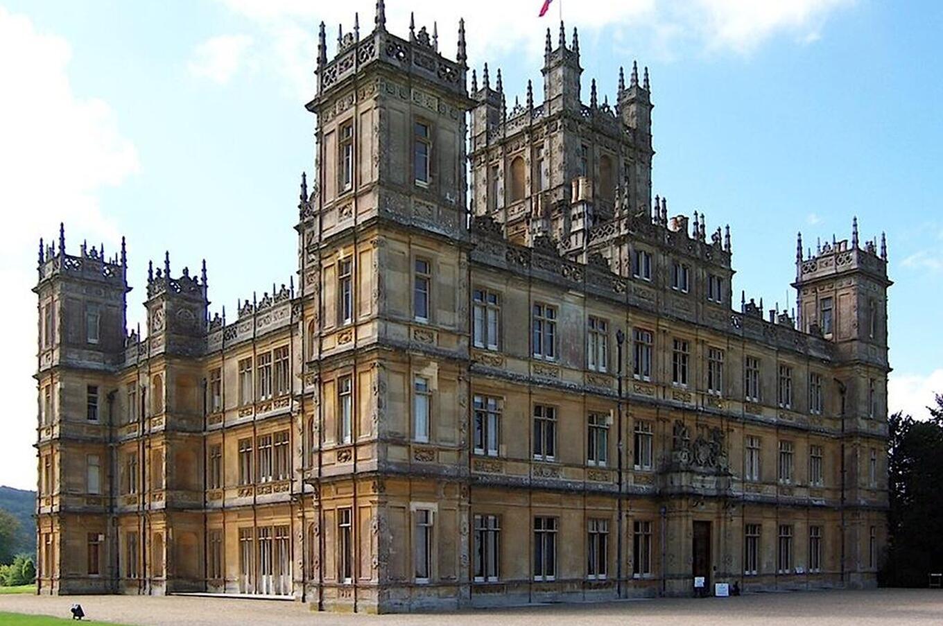 Die Familie Carnarvon lebt seit 1847 in Highclere Castle. Heute können einige der mehr als 300 Räume besichtigt werden und ist Drehort für die Serie "Downton Abbey". highclere Castle.
