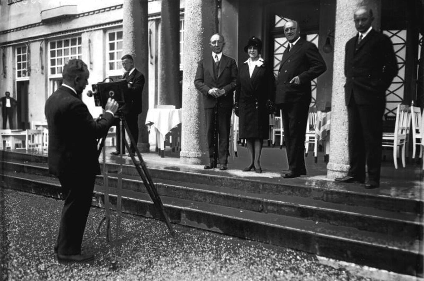 Journalisten, darunter Lady Grace Drummond, vor dem Einstieg in die Graf Zeppelin. Pionierluftschiff Grace Drummond Graf Zeppelin