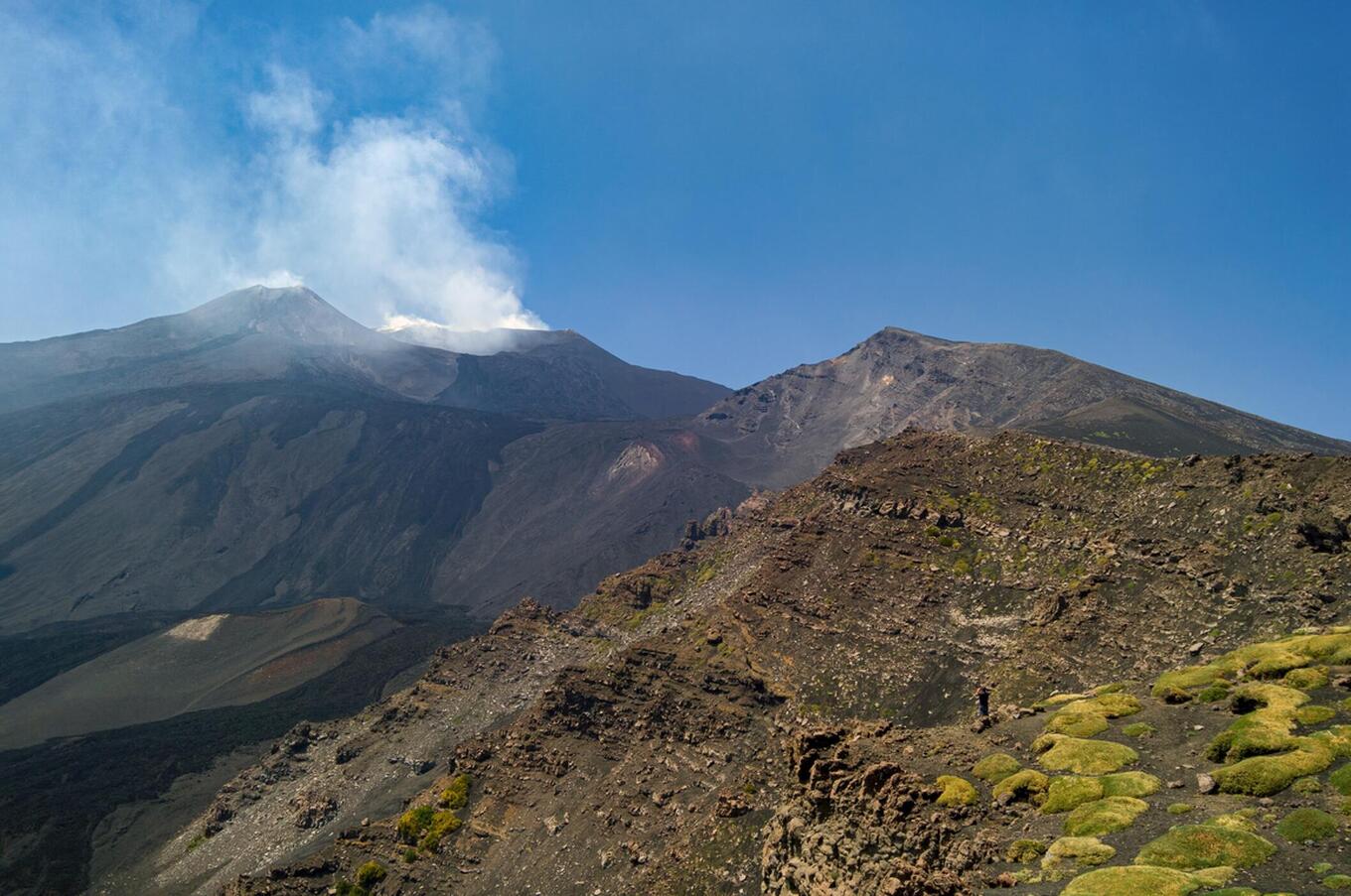 In der griechischen Mythologie war der Ätna der Vulkan, in dessen Inneren sich die Schmieden des Hephaistos befanden, der in Begleitung von Zyklopen und Riesen arbeitete. etna vulkan sizilien