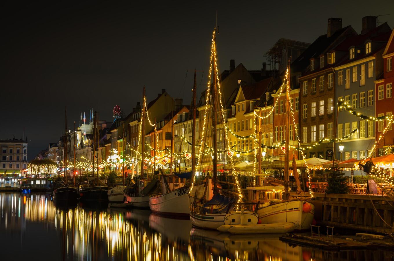 Schiffe im Hafen von Nyhavn für die Weihnachtsfeiertage beleuchtet. nyhavn kopenhagen