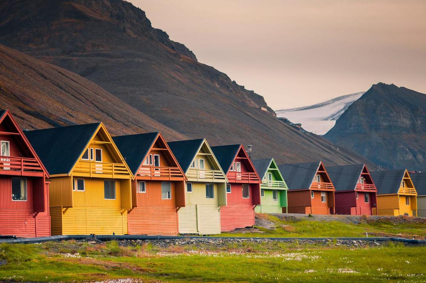 Longyearbyen wird von 2.000 Menschen aus etwa 50 Ländern bewohnt und ist die nördlichste Stadt der Welt. Longyearbyen Reise nach Svalbard