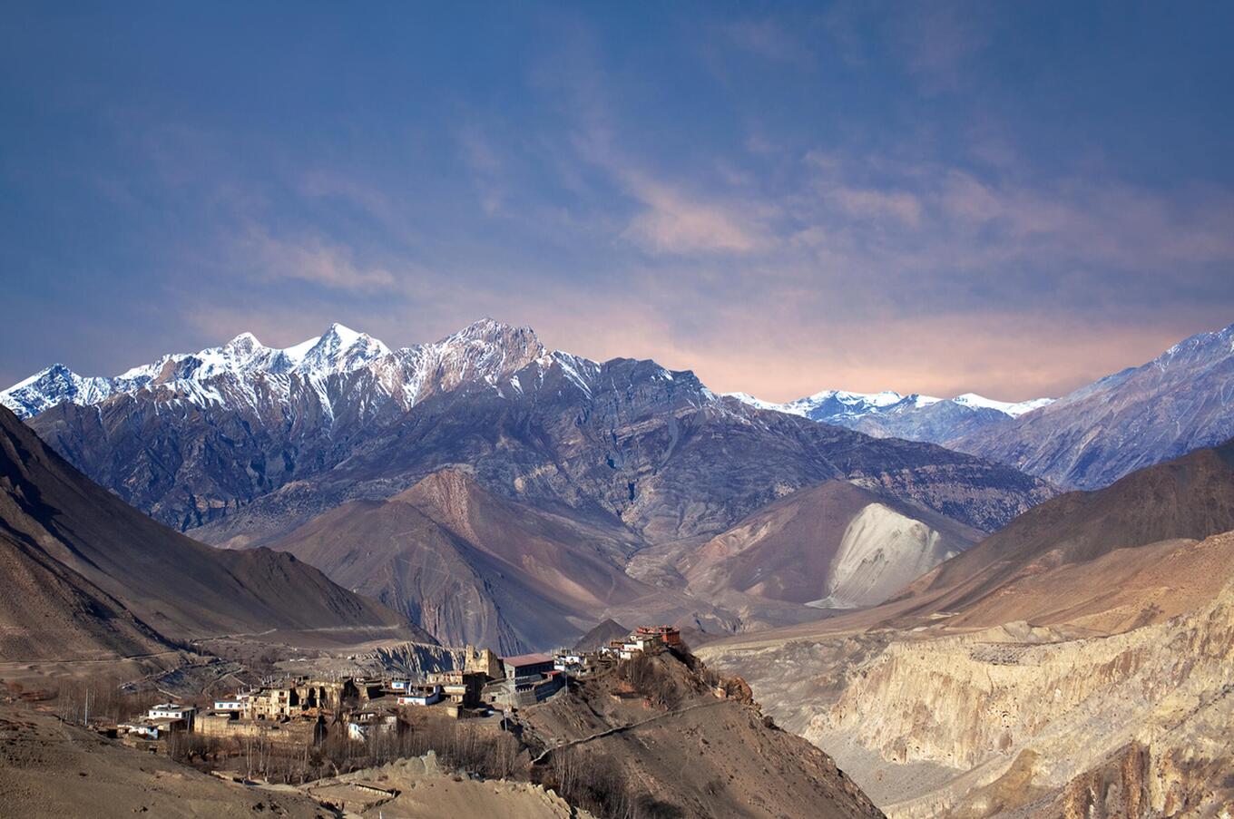 Das Dorf Jarkot, auf einer Höhe von 1.445 Metern, mit der imposanten Annapurna im Hintergrund. Annapurna in Mustang Nepal
