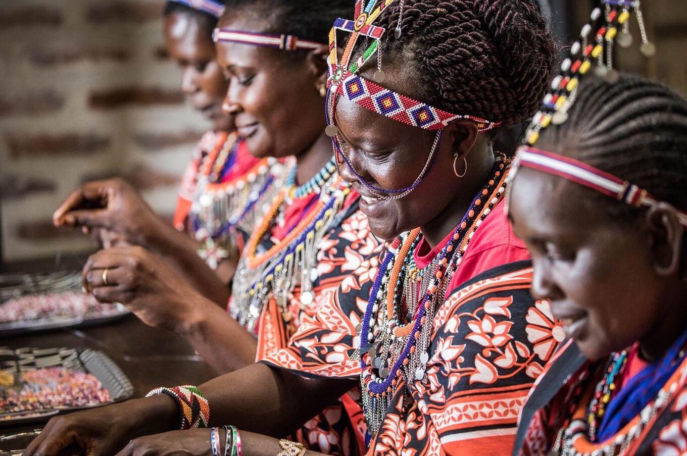 Samburu-Frauen bereiten ihre traditionellen Arrangements vor