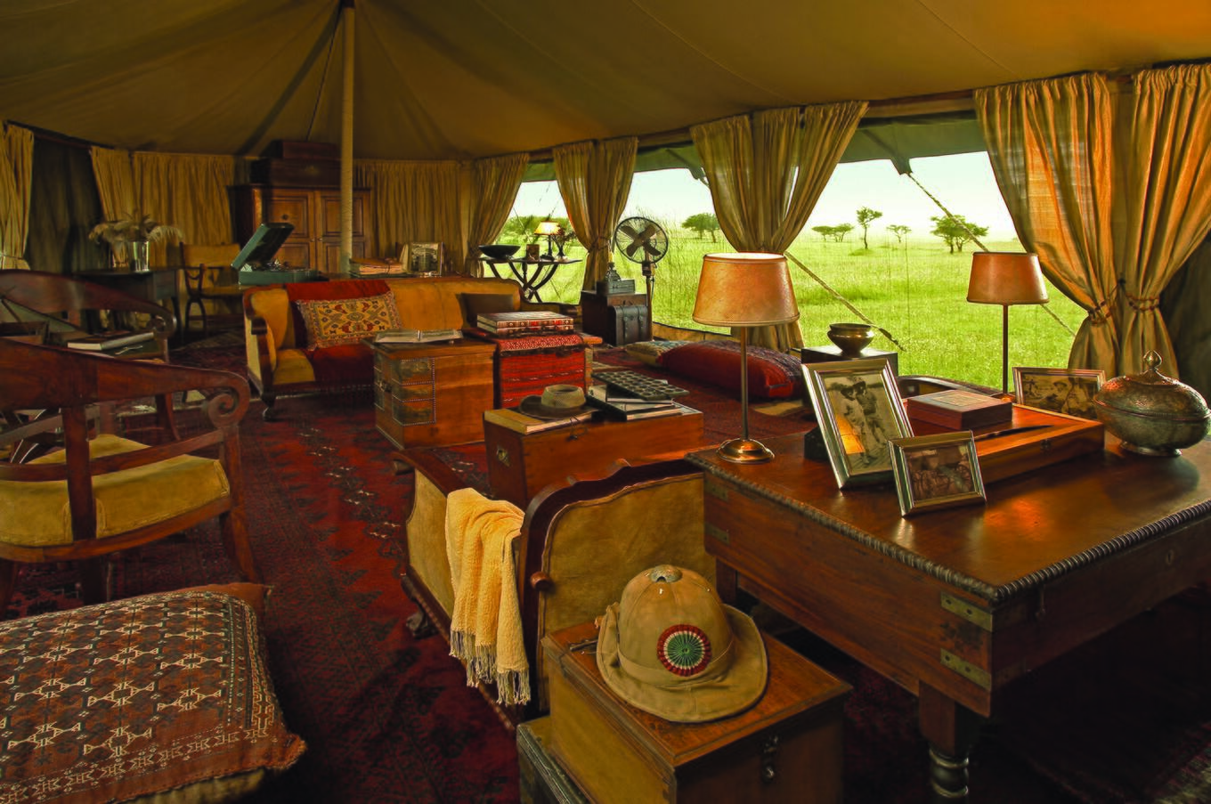 Das Innere der Gemeinschaftsbereiche im Singita Camp in der Serengeti.