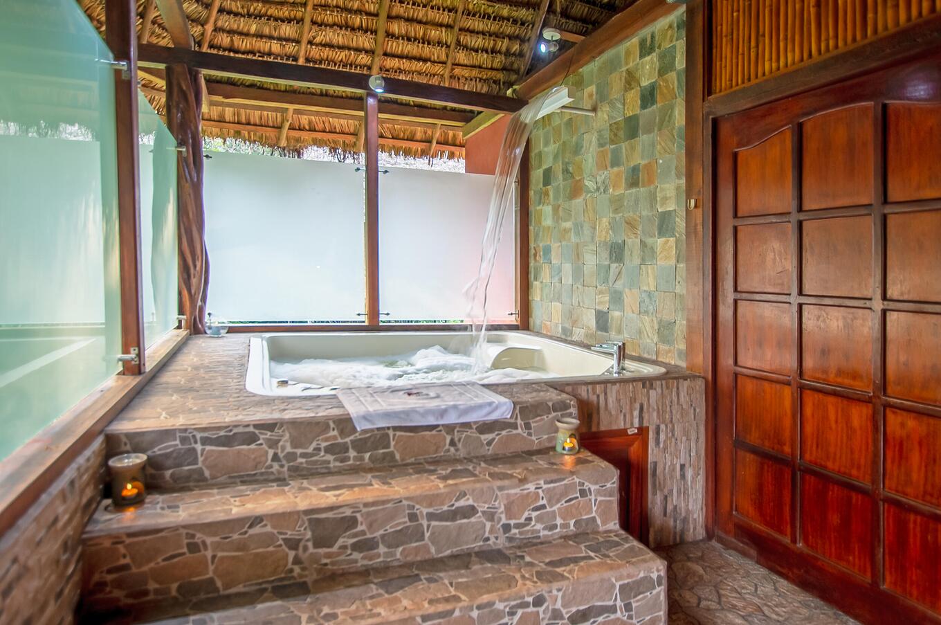 Hydromassage mit Wasserfall in der Suite