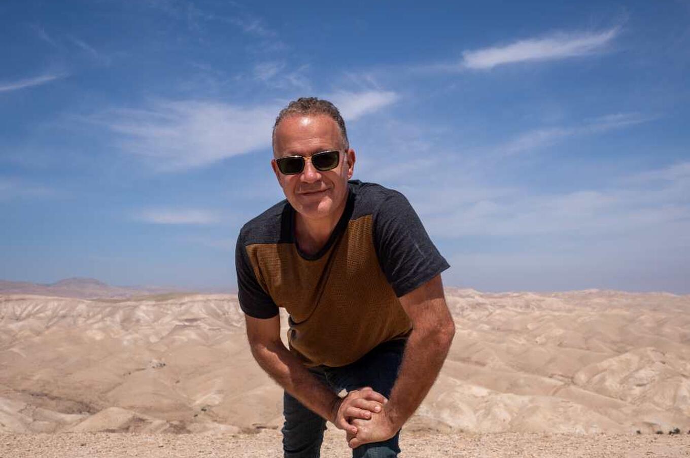 Albi Serfaty in den Hügeln von Israel.