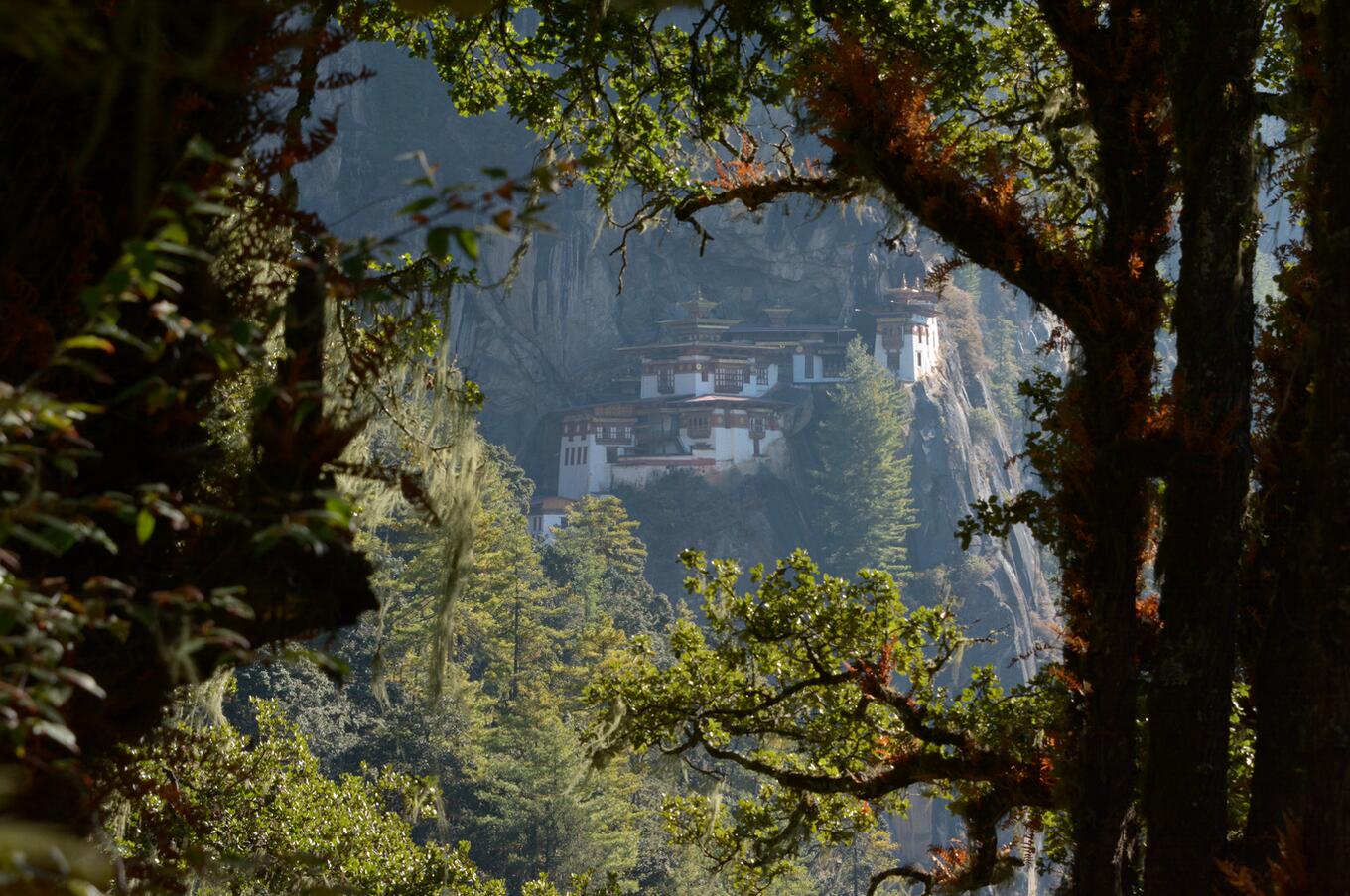 Vom Aussichtspunkt aus kann man das Kloster auf dem Felsen sehen, das sich perfekt in die Berglandschaft einfügt und von Ruhe und Gelassenheit umgeben ist.
