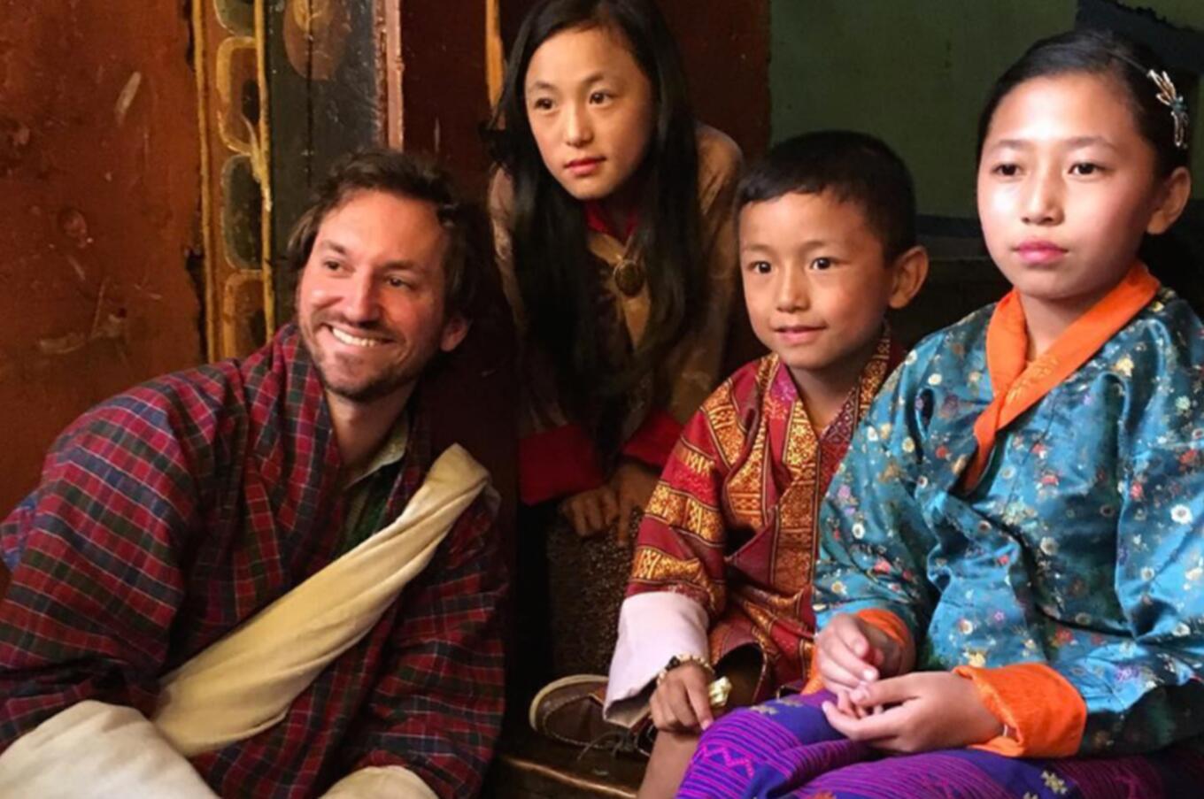 Matthew Desantis mit einer lokalen Familie in Bhutan.