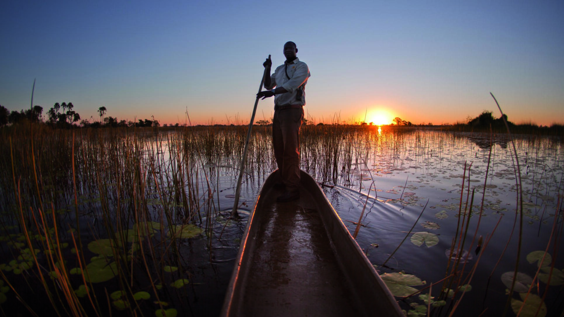 Sonnenuntergang im Belmond's Eagle Island Camp in Botswana.