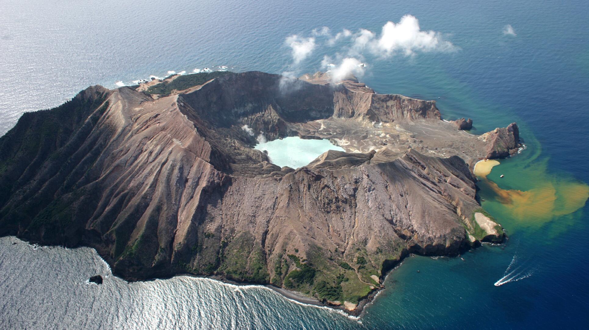 Der Vulkan White Island im Hintergrund.