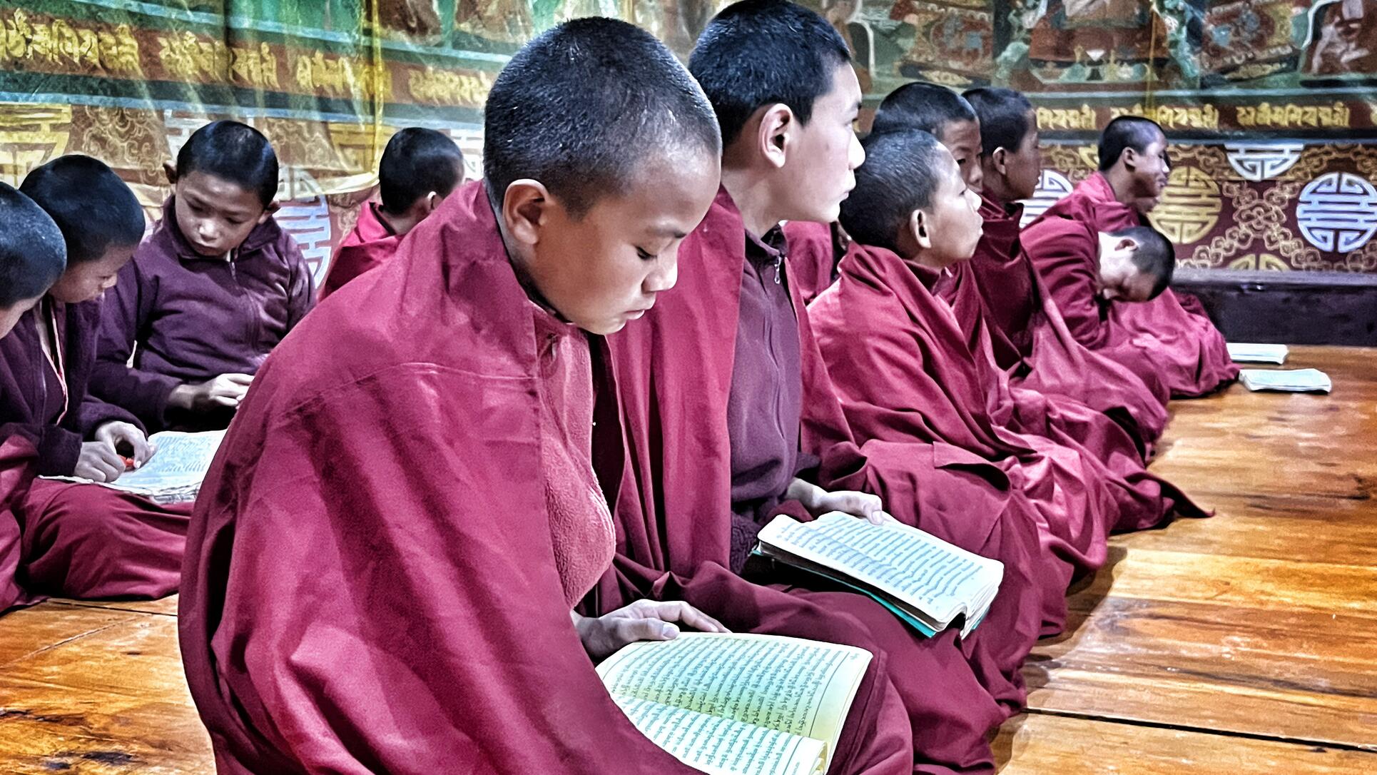 Bhutanische Mönche verbinden spirituelle und akademische Disziplin, leben in Strenge, studieren buddhistische Texte und pflegen eine tiefe Verbindung zu ihrem Glauben.
