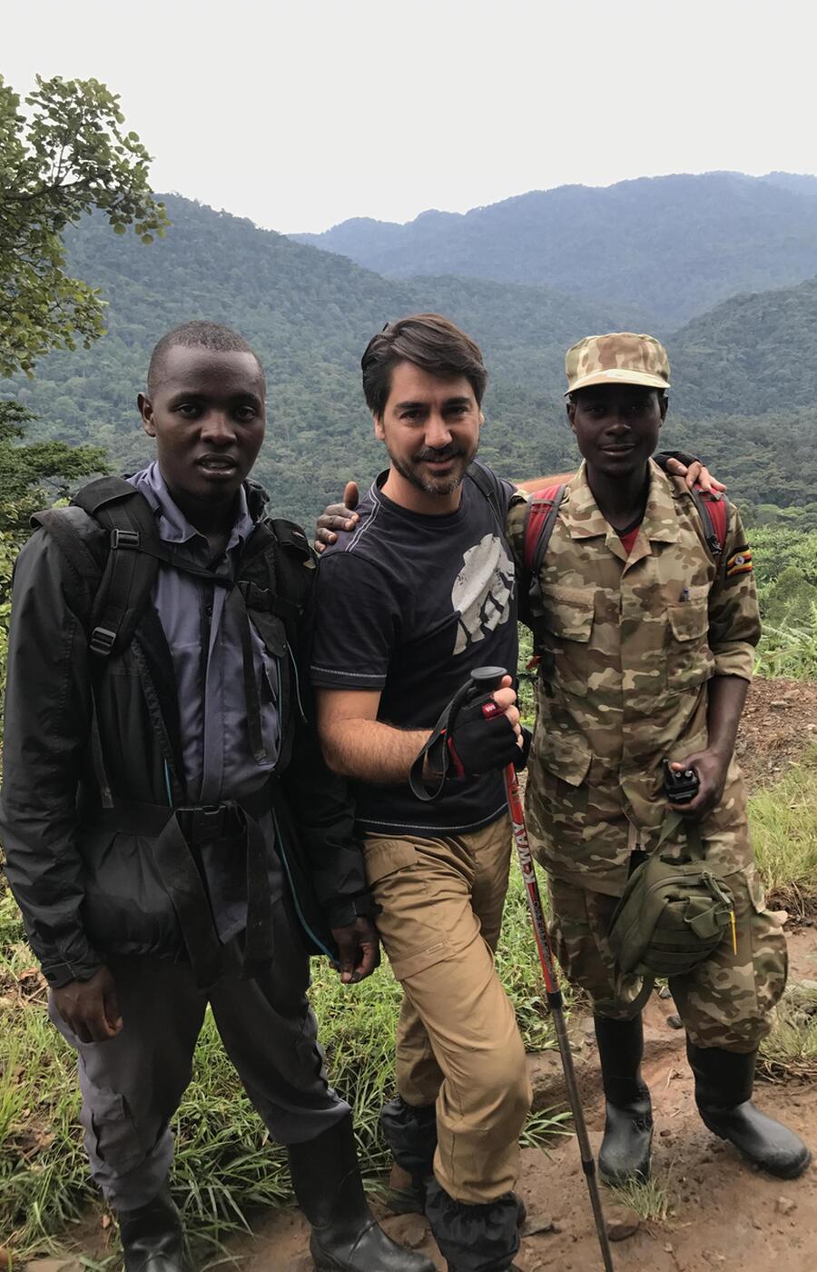 Gonzalo Gimeno mit zwei Rangern bei seinem Besuch im Bwindi-Nationalpark in Uganda. reisen uganda berggorilla rafiki gonzalo gimeno