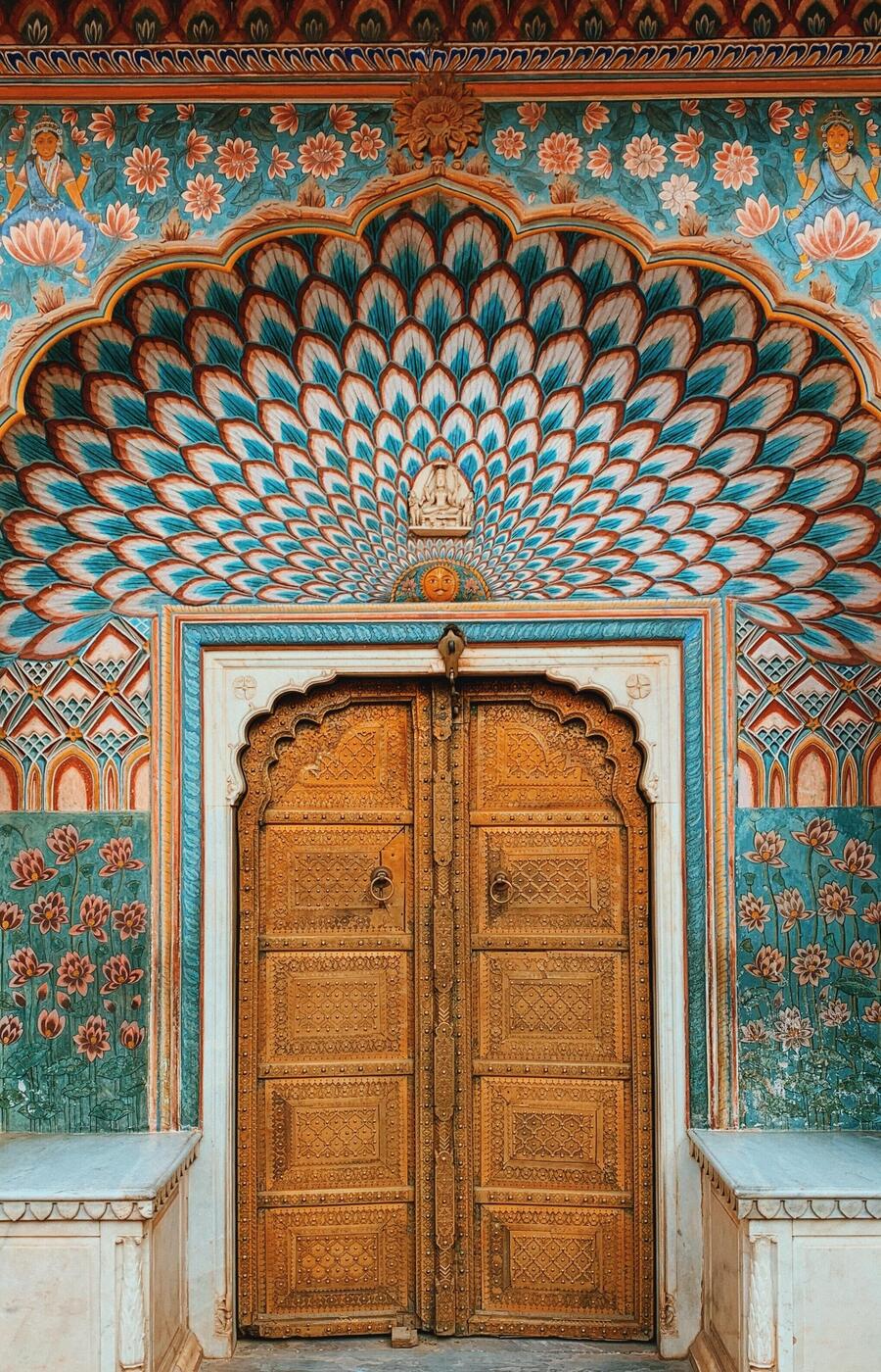 Verziertes Tor in der Stadt Jaipur. jaipur indien reisen