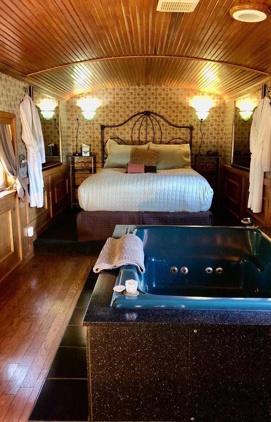 Jacuzzi und Themenzimmer. Fotozimmer