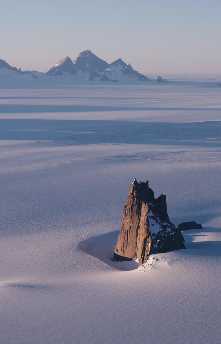 Die durchschnittliche Höhe in der Antarktis beträgt 2.500 Meter. Bei der Überquerung müssen Sie die Gebirgskette in der Mitte des polaren Kontinents überqueren. Weiße Wüste Antarktis