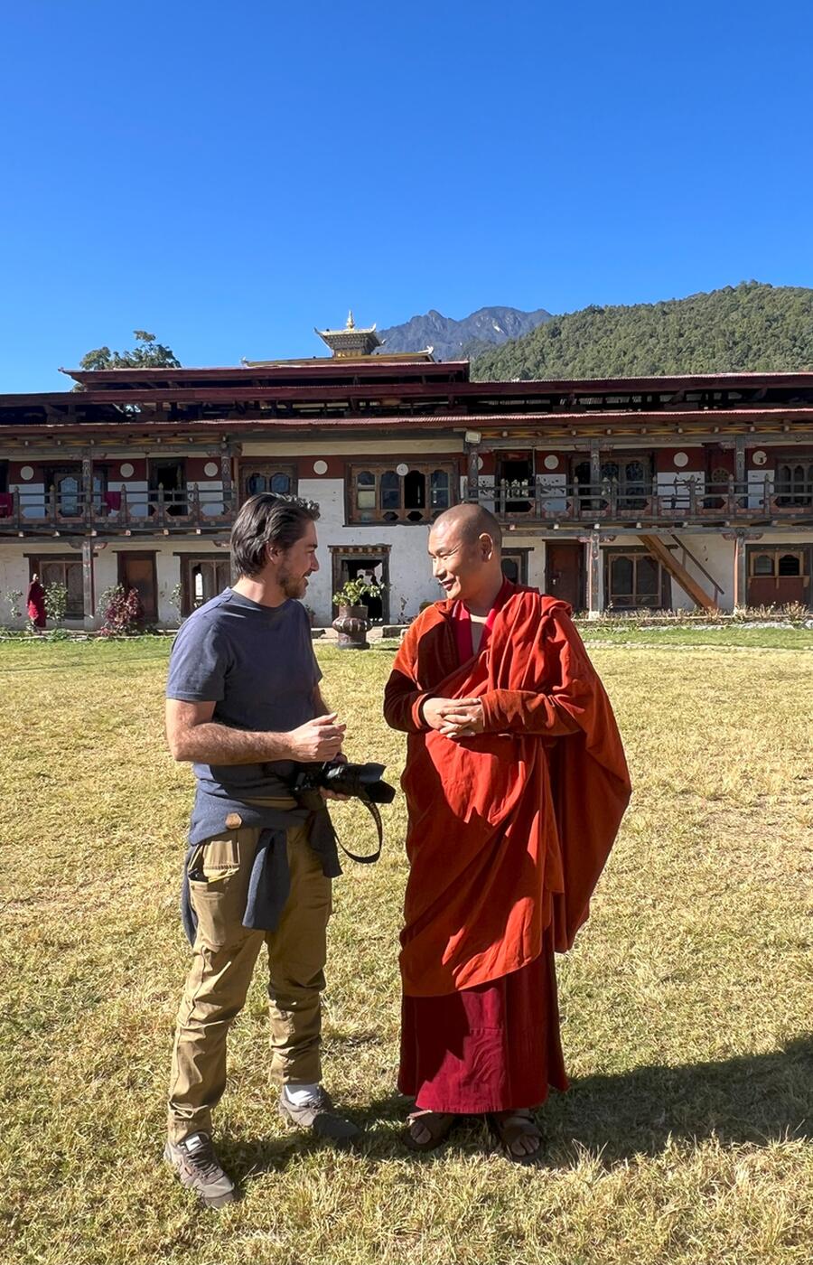 Der Autor des Artikels, Gonzalo Gimeno, mit dem Lama des Klosters Chorten Nyingpo Lhakhang. Gonzalo Gimeno in Bhutan