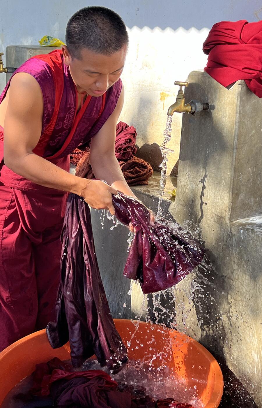 Ein junger Mönch in Bhutan lebt diszipliniert und enthaltsam, verbindet Studium und Gebet und stärkt dabei seine spirituelle Verbindung. Ein junger Mönch in Bhutan lebt diszipliniert und enthaltsam, verbindet Studium und Gebet und stärkt dabei seine spirituelle Verbindung.