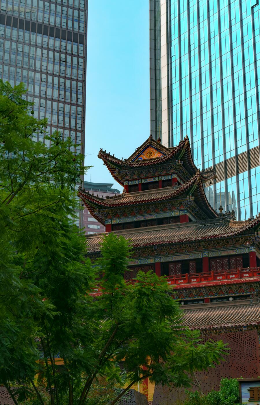 Der Luohan-Tempel im Bezirk Yuzhong von Chongqing ist ein bedeutendes buddhistisches Kultgebäude. Er wurde während der Nördlichen Song-Dynastie zwischen 1064 und 1067 erbaut. Im Laufe seiner Geschichte wurde es mehrfach renoviert. Heute ist der Komplex von modernen Wolkenkratzern umgeben, die einen bemerkenswerten architektonischen Kontrast bilden. Foto: Hat Trick /Unsplash. Hattrick-Foto. Chongqing. China.