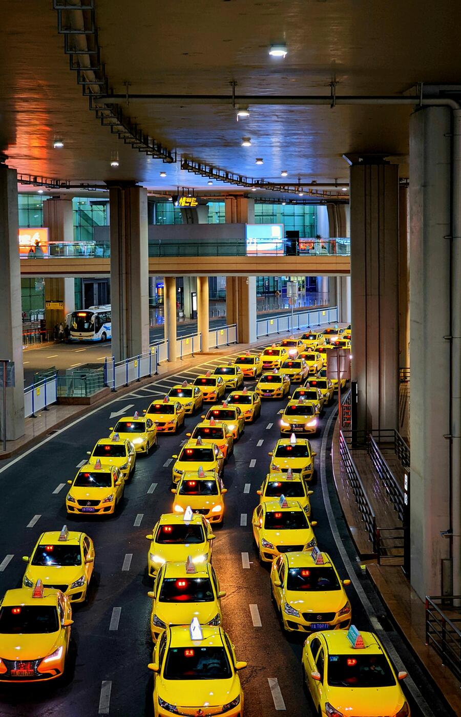 Die Stadt verfügt über eine beeindruckende Flotte offizieller Taxis, die an ihrer gelben Farbe zu erkennen sind. Während der Stoßzeiten ist es üblich, dass sich Fahrgäste ein Taxi teilen, da die Fahrer zusätzliche Fahrgäste mitnehmen dürfen. Foto: Jerry Wang. Foto: Jerry Wang. Chongqing. China.