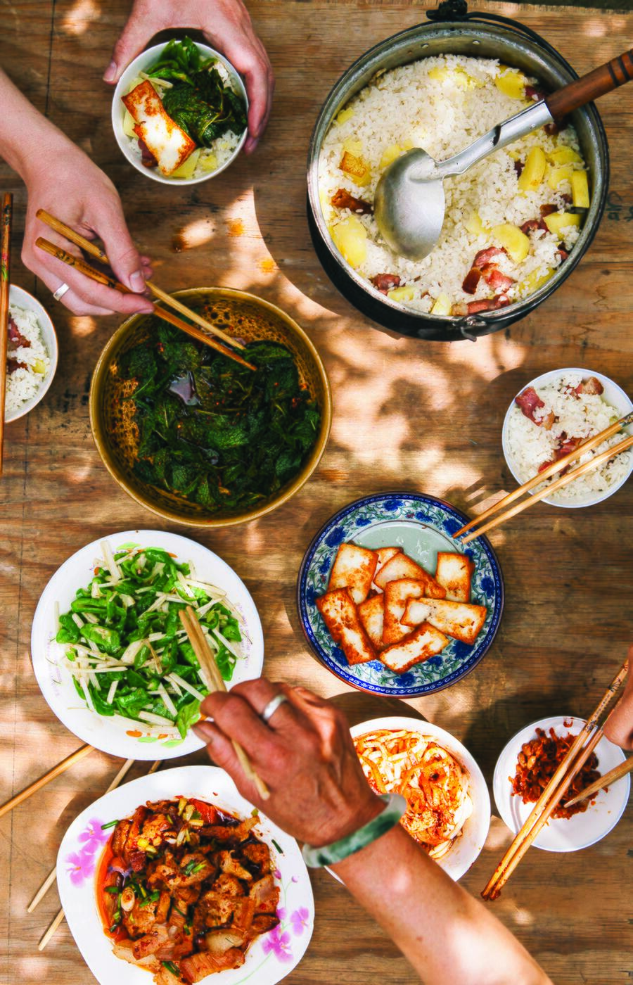 An vielen chinesischen Tischen ist das Teilen von Speisen wesentlich: Geschmack entsteht in der Gemeinschaft, und es gibt kein „Essen für sich allein“. Yunan Fuchsia Dunlop Chinesische Küche